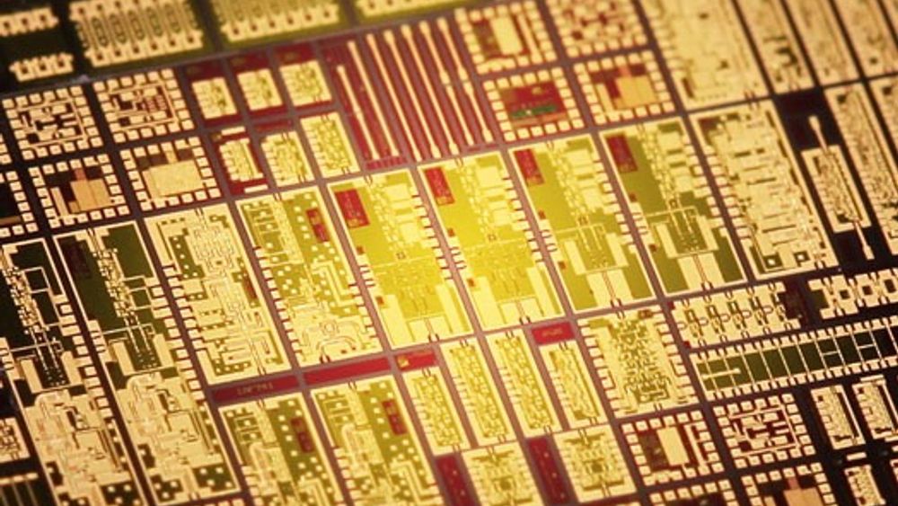 Den høyfrekvente chip'en måler bare 4x1.5 kvadratmillimeter. 