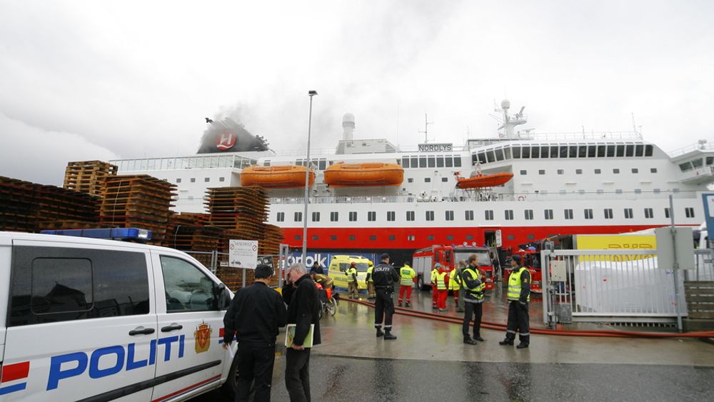 BRANN: Hurtigruteskipet Nordlys brant utenfor Ålesund i september 2011. 