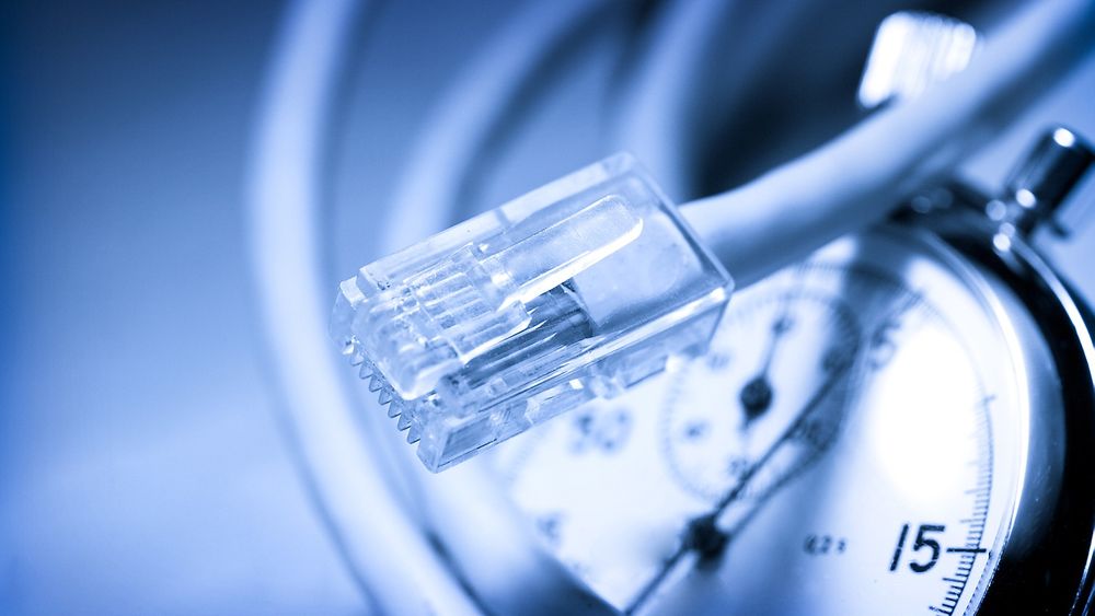 Regjeringen Solberg lover å komme med konkrete mål og frister for utbygging av høyhastighets bredbånd.