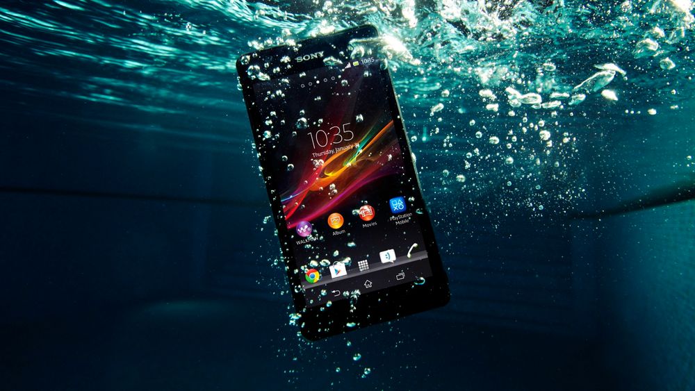  Til undervannsfotografen: Sonys Xperia XR er vanntett til 1,5 meter og har fått en egen knapp som skal gjøre det mulig å ta bilder og video under vann.  