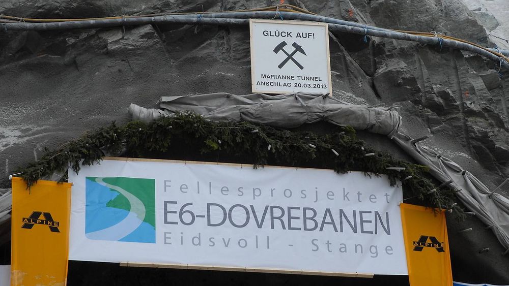 Tunnelarbeidene som Alpine Bau har drevet på fellesprosjektet ved Minnesund, har stoppet opp etter konkursen i selskapet 