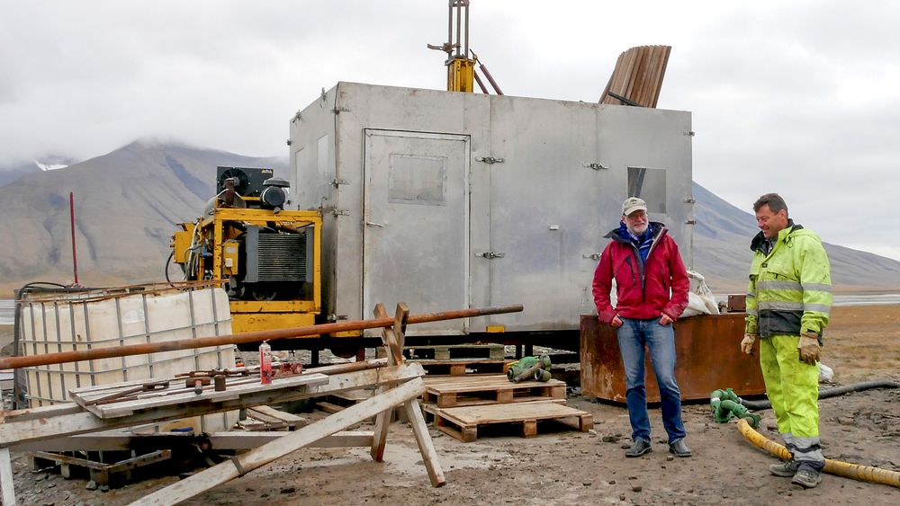 Leder for CO2-lagrings prosjektet på Svalbard, professor Snorre Olaussen (t.v.), mener at forskningsinnsatsen i Adventdalen kan forsvare de 2.450 millioner kroner som har vært investert fra 2007. Her er han sammen med basesjef og boreekspert Geir Ove Titlestad. 