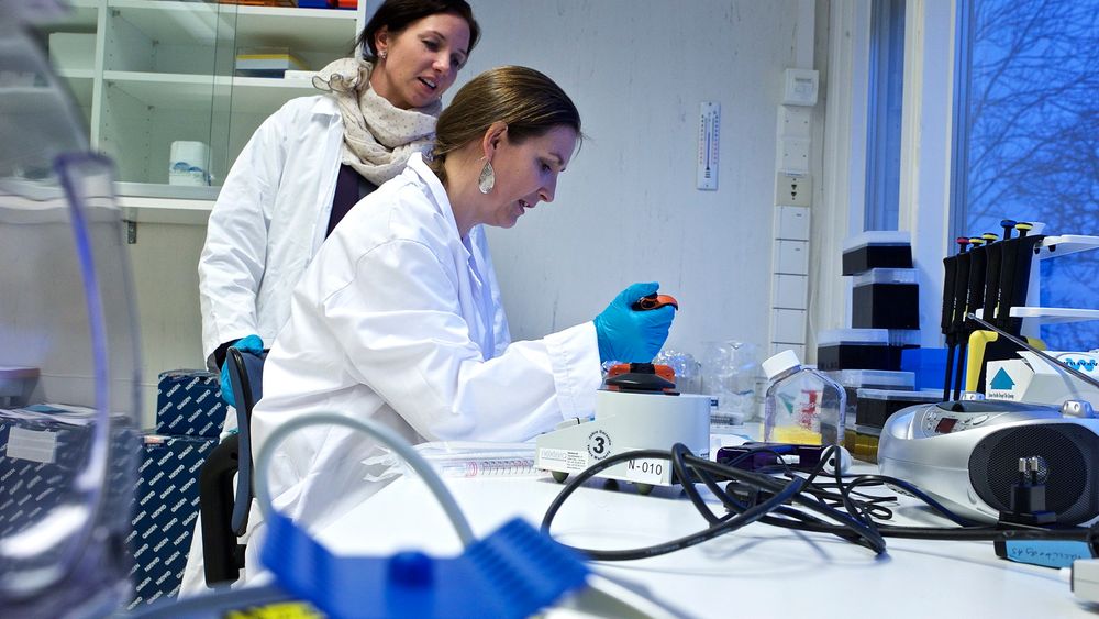 Forskningssjef Agnete Fredriksen (t.v.) og forsker Elisabeth Stubsrud i Vaccibody har startet testing på mennesker.