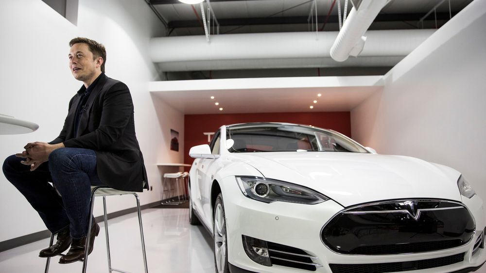 Tesla-sjef Elon Musk avslørte at den nye, rimeligere Tesla Model 3 vil bli avduket i mars til neste år. Da åpner elbilprodusenten også opp for forhåndsbestillinger av bilen. 