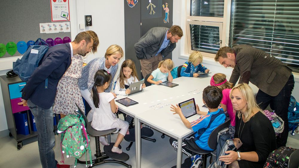All undervisning ved nyåpnede Teglverket skole på Hasle i Oslo foregår på nettbrett. De som ser på elevene er fra venstre byråd for kultur og næring, Hallstein Bjercke, viseadm. direktør i IKT Norge, Heidi Arnesen Austlid, konstituert byråd for kunnskap og utdanning, Kristin Vinje, daglig leder Carl Morten Knudsen i Creaza og rektor Elisabeth Palmgren. 