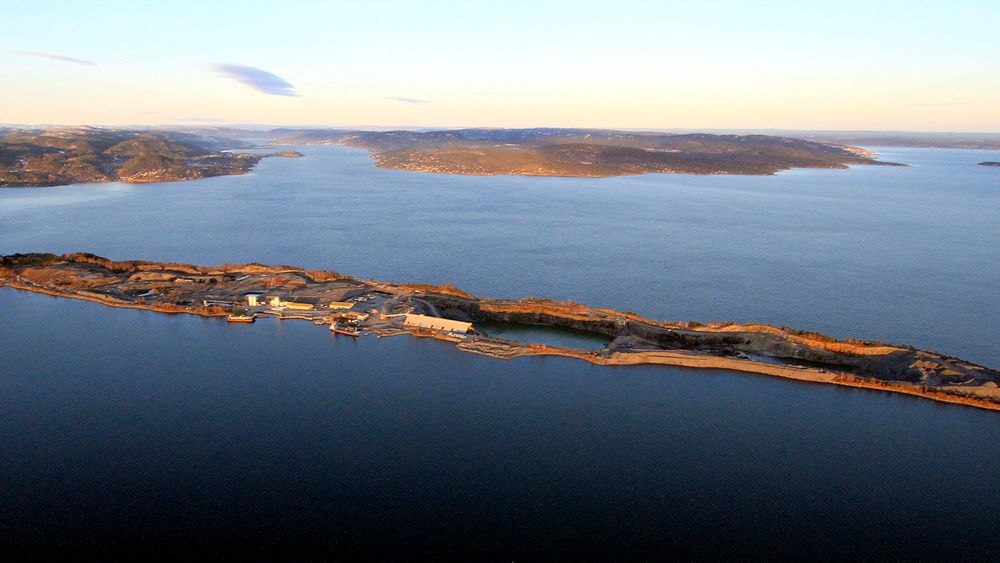 Når deponiet for farlig uorganisk avfall på Langøya (bildet) blir fullt, må vi finne et annet sted å gjøre av flygeasken, som i dag blandes med svovelsyre og deponeres som gips.