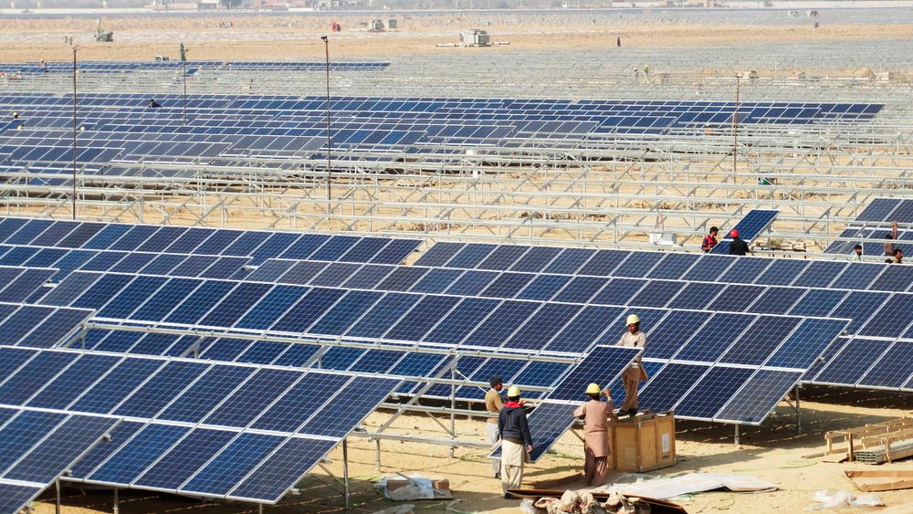  Quaid-e-Azam Solar Power Park i Punjab i Pakistan skal til slutt ha 1000 megawatt installert effekt, og blir dermed verdens største solkraftverk.