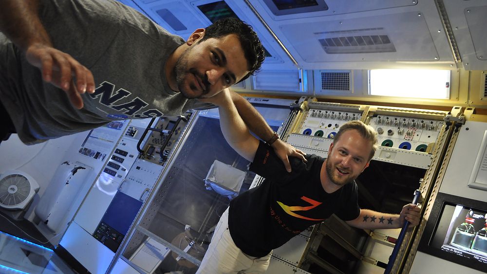 Saresh Mohamad og Fridtjof Wabakken tilbrakte sommeren hos Nasa i USA, hvor de jobbet på et prosjekt, som til slutt vil lete etter liv på Mars. De er begge ingeniørstudenter på masternivå ved Universitetet i Stavanger.