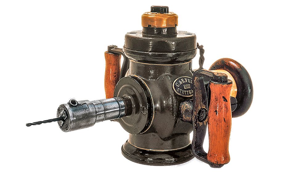 Drill anno 1895: Fein kom på markedet i for 120 år siden med verdens første elektriske drill. En drill med en vekt på 7,5 kilo og 50 watt effekt imponerer ingen i dag, men den var en sensasjon den gangen og startet en verktøyrevolusjon.