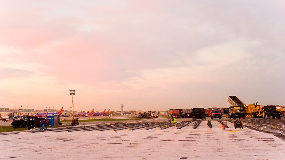 Her er den første greenEMAS-installasjonen i ferd med å bygges på Chicago Midway. 