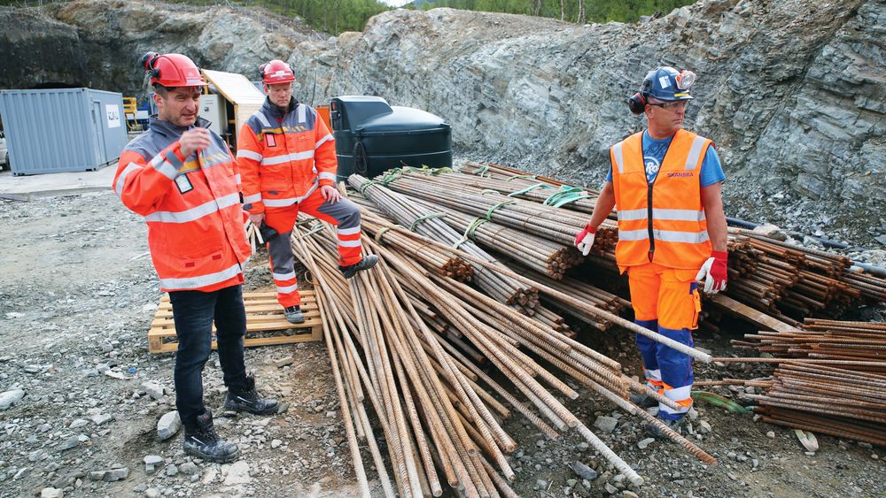 Spansk fiasko: Prosjektleder Gudmund Løvli (t.v.), byggeleder Ken Johar Olaussen fra Statens vegvesen måtte sammen med Skanskas prosjektleder Tor Gildestad rydde opp etter det spanske selskapet OSSA på et tunnelprosjekt i Sørkjosen.