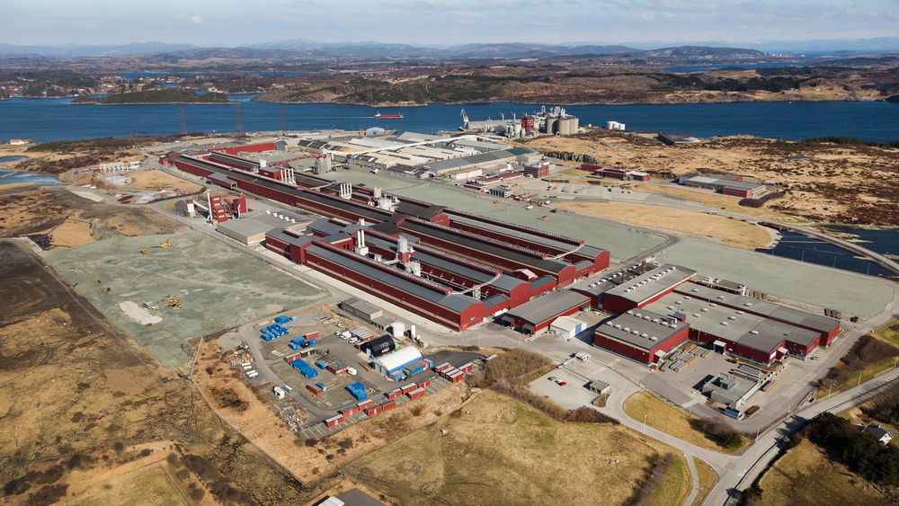 Hydro planlegger nytt fullskalaanlegg på Karmøy. For å sikre kraftforsyningen mens kraftnettet i området oppgraderes, ber Energi Norge myndighetene om å vurdere å bruke gasskraft fra Utsirahøyden som reserve.