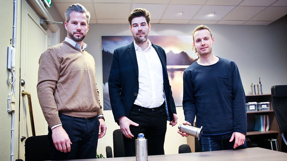 Trosser krise: Gründerne Jørgen Færevaag (fra venstre), Lars Gaarder Torgersen og Fredrik Dukan med det første produktet, en bevegelsessensor med lavt strømforbruk som er testet ned til 6000 meters dyp.