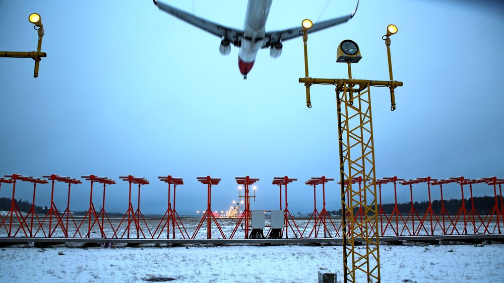 Et Boeing 737-800 fra Norwegian lander på Oslo lufthavn mandag etter sesongens første snøfall. Også våt rullebane kan øke atskillelsen mellom hvert fly som skal lande, fordi økt bremselengde gir lengre opphold på rullebanen. Denne dagen økte den fra 3 via 3,5 til 4 nautiske mil. 