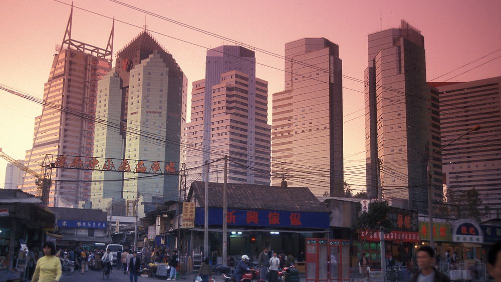 Shenzhen: Byen med over 18 millioner­­ menneske­­r er en av verdens mest dynamisk­­­e industribyer og ligger rett over grensen fra Hong Kong. Snittalderen ligge på cirka 30 år. ⇥foto: colourbox