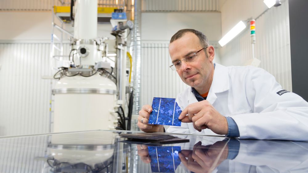 Gjenbruk av solcelle-materialer som normalt ville endt på avfallsdeponier, er et av målene for EU-prosjektet Eco-Solar, som SINTEF-forsker Martin Bellmann koordinerer. Foto: SINTEF/Thor Nielsen