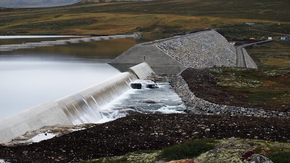Myndighetene bør ta initiativ til en storstilt utbygging av elver og bekker for å hindre flom og øke tilgangen på fornybar energi, skriver sivilingeniør Stein Håvard Stokkebø.