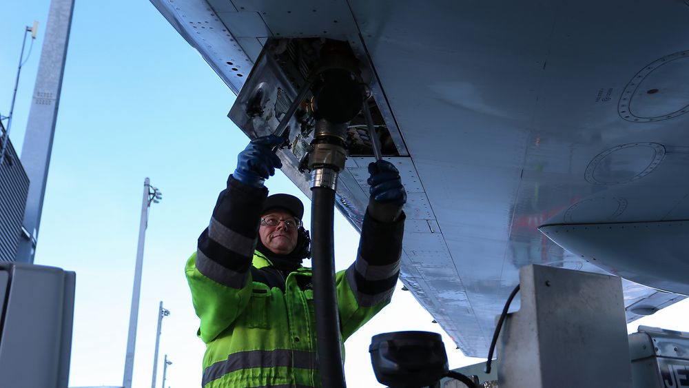 Første leveranse: SAS, Lufthansa Group og KLM som har inngått avtale med Air BP om kjøp av totalt 1,25 millioner liter bio-jetfuel i 2016. Det er første gang flydrivstoffprodusenten leverer bio-jetfuel til et felles tankanlegg for hele flyplassen.