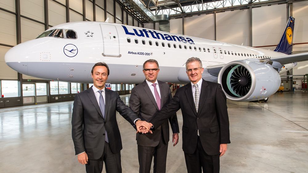 Airbus-sjef Fabrice Brégier (fra venstre), Lufthansa-sjef Carsten Spohr og Pratt & Whitney-sjef Robert Leduc under overrekkelsen av det første A320 Neo-flyet onsdag. 