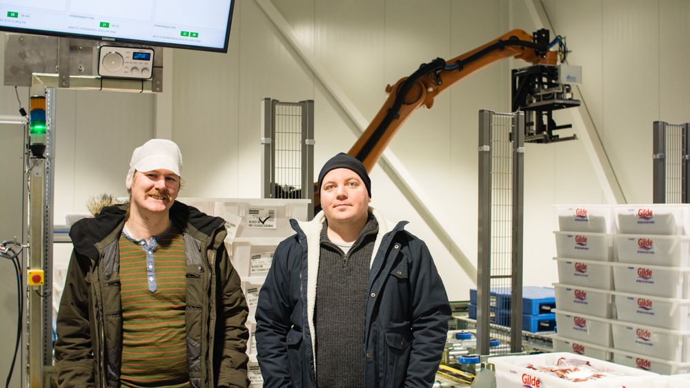 Tor Einar Gudmestad og Kjetil Braadland fra Bouvet er i gang med å implementere nytt robotstyrt  kundesorteringsanlegg for Nortura.