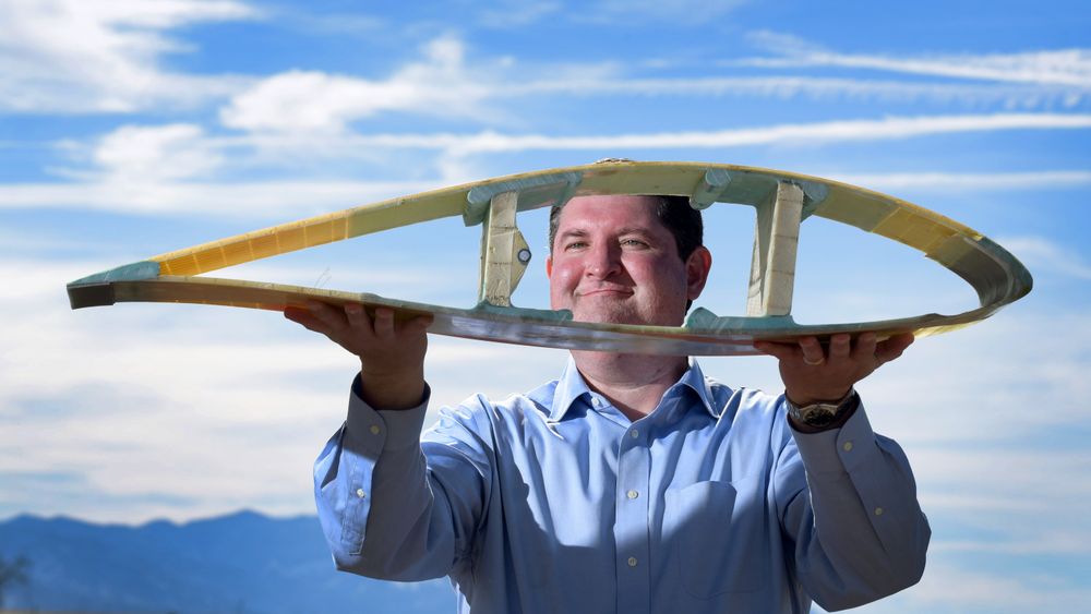 Sjefdesigner Todd Griffith ved Sandia viser fram et tverrsnitt av et hult, fleksibelt rotorblad av den typen som kan komme til å revolusjonere vindkraftindustrien.