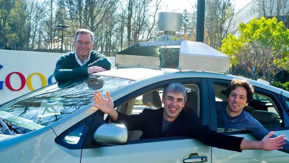 Google-styreformann Eric Schmidt (bak bilen), sammen med gründerne Larry Page og Sergey Brin i selskapets miljøbil tidligere år.