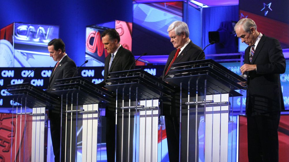De fire gjenværende, republikanske presidentkandidatene under en debatt i Charleston, South Carolina den 19. januar 2012. Fra venstre Rick Santorum, Mitt Romney, Newt Gingrich og Ron Paul.