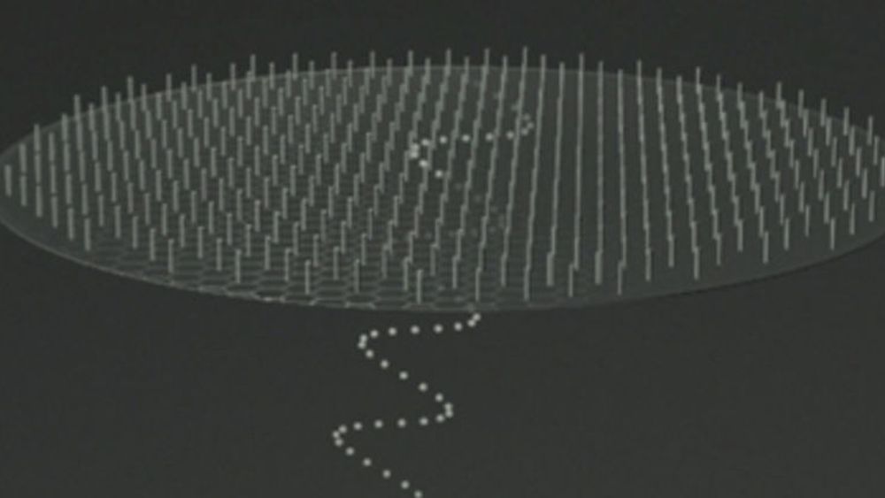 De svært små nanotrådene kan vokse på et ekstremt tynt substrat av grafen og danner da en tynnfilm med halvledere, som dessuten er gjennomsiktig slik at lys slipper gjennom.