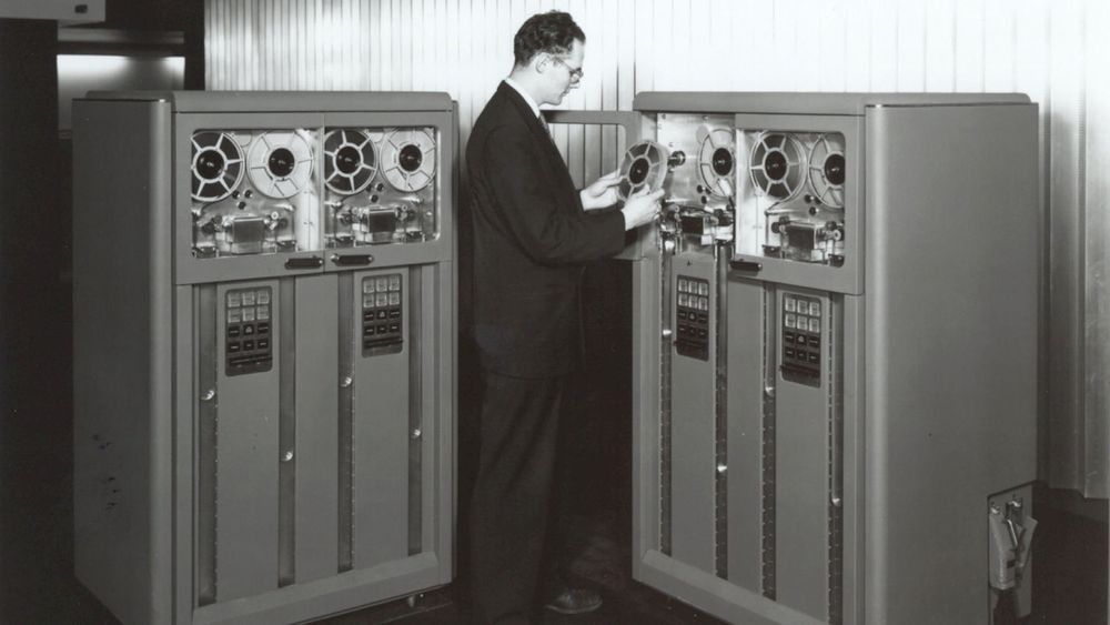 Magnetbånd ga rimelig lagring av store datamengder og ble således en vesentlig bidragsyter til datarevolusjonen. IBMs første modell 726 som er avbildet kom i 1952. Den kunne lagre 100 tegn per tomme og totalt 2,3 megabyte per bånd. En enorm mengde den gangen.