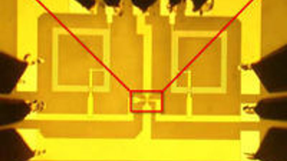 Nederst vises hele den integrerte kretsen, inkludert kontaktpunkter. Øverst vises grafen-transistoren.
