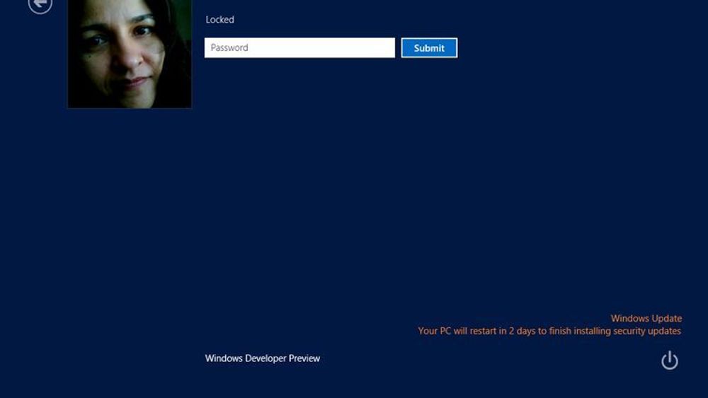 Windows 8 vil varsle brukeren om kommende, automatiske omstarter allerede i innloggingsvinduet.