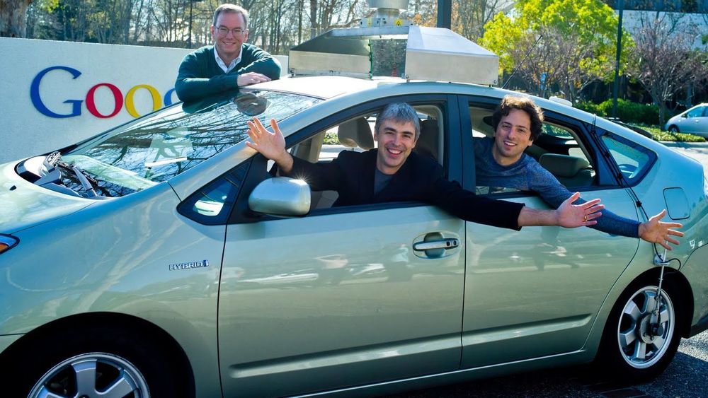 Her er er en av Googles førerløse biler, sammen med toppsjefene (fra venstre) Eric Schmidt, Larry Page og Sergey Brin.