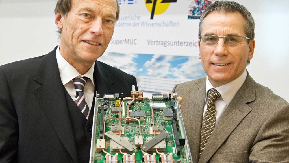 Professor Arndt Bode ved LRZ og Martin Jetter ved IBM med en prototyp av en komponent som skal brukes i tyske SuperMUC.