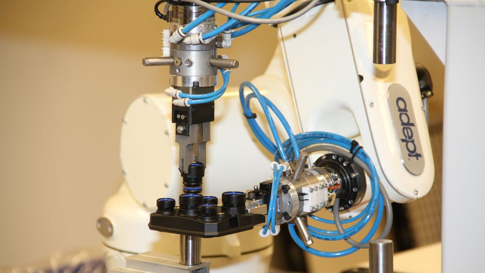 To roboter samarbeider og plasserer bremserørskopling i hus. Utviklet for Kongsberg Automotive av Sintef Manufacturing på Raufoss, et eksempel på fremtidens industri.
