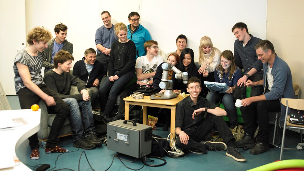 Denn gruppen danske elever på videregående, med et par lærere og mentorer utgjør Danmarks landlag i robotteknologi. De stiller i First Robotics Competition i USA i april.