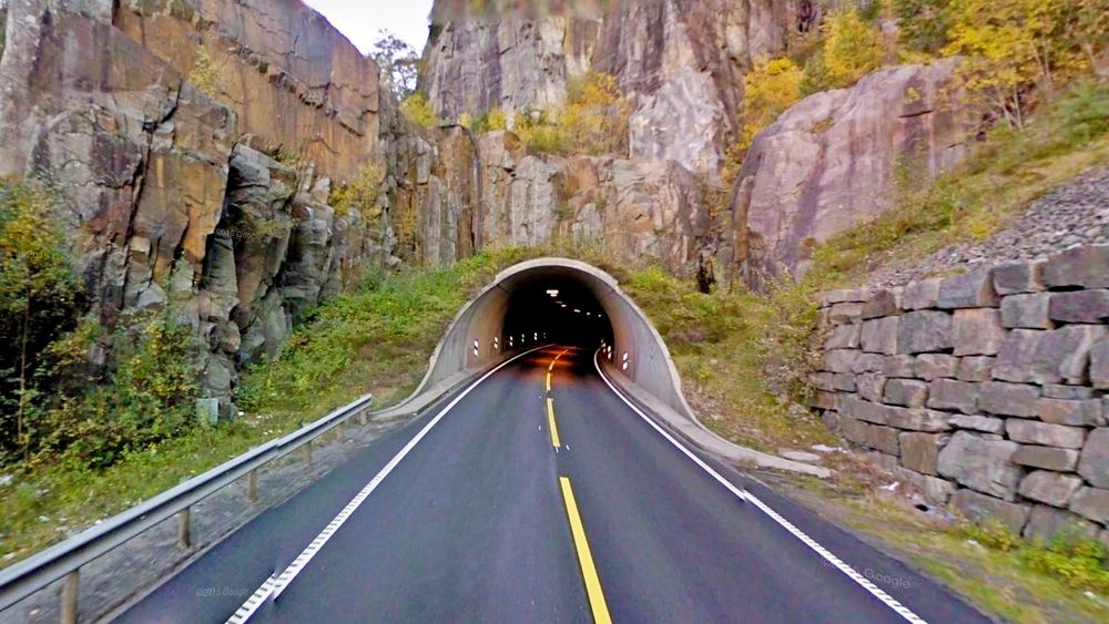 Dette er søndre portal i Logatunnelen på E39 nord for Flekkefjord. Traftec leder konkurransen om kontrakten på drift og vedlikehold av det elektriske anlegget i denne og 27 andre tunneler i Vest-Agder. (Foto.