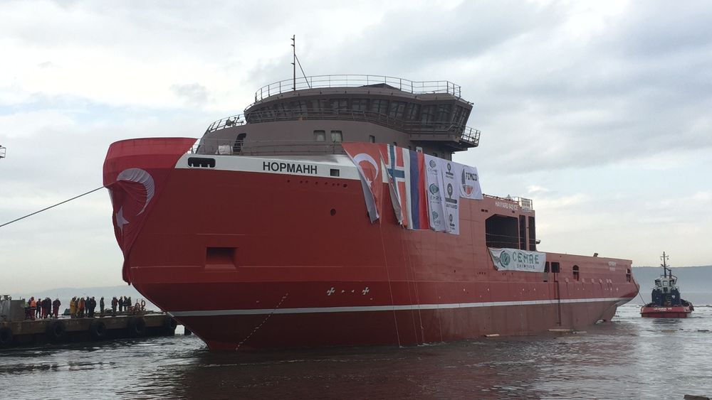 MV Normann og søsterskipet MV Pomor skal i slepes til Leirvik Verft for utrustning. Skipene ankommer ved månedsskiftet april/mai og skal levers det russiske rederiet i oktober.