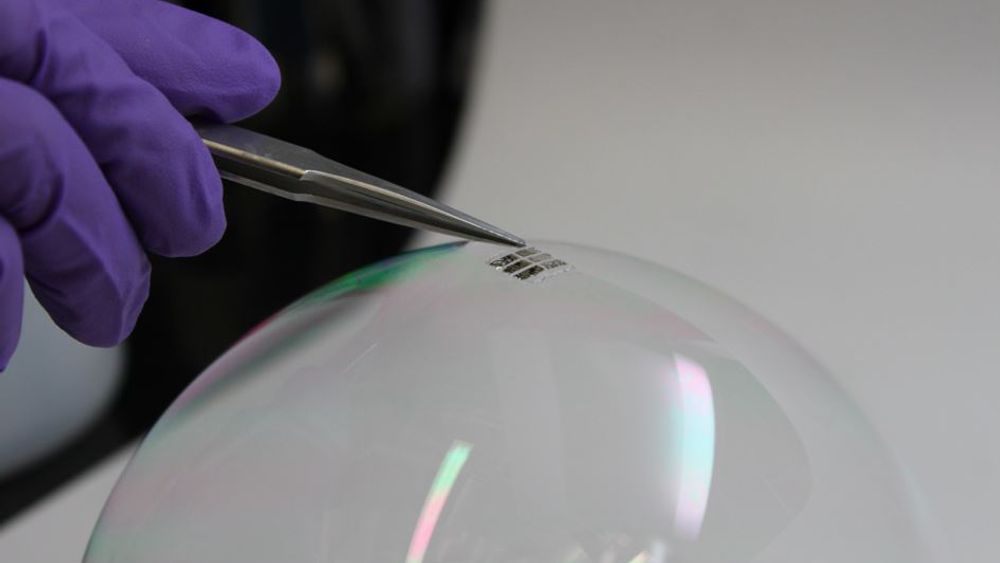 En ny solcelle utviklet av forskere ved Massachusetts Institute of Technology (MIT) er så liten og lett at den holdes oppe av en såpeboble.