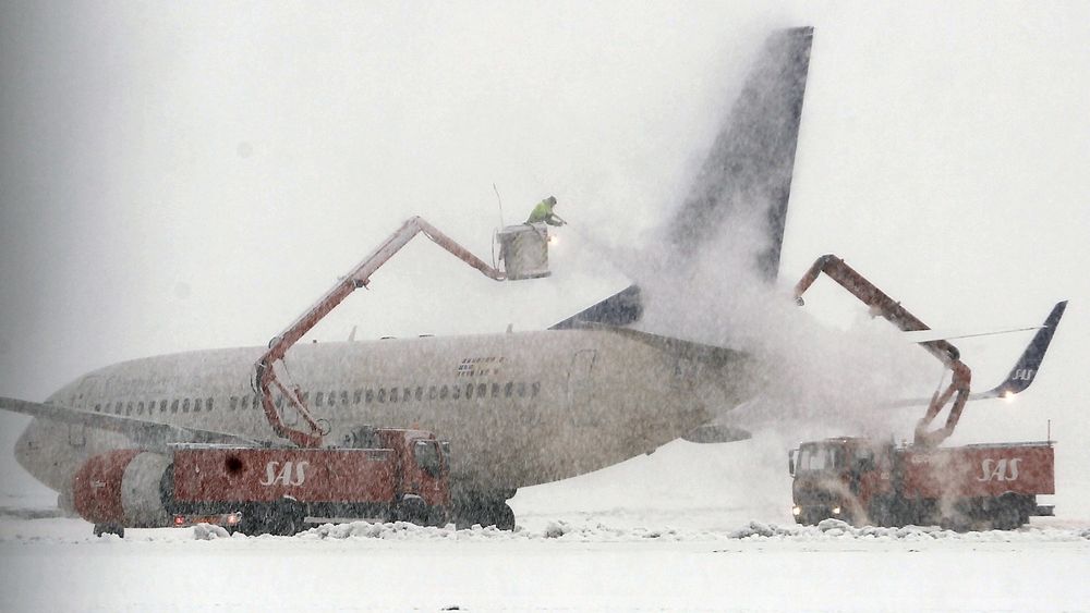 I oktober 2013 kom Boeing med nye prosedyrer i «Aircraft Maintenance Manual» (AMM) som blant annet sier at påføring av avisingsvæske bør skje i en vinkel forfra og ikke fra siden.Dette bildet er fra avisingen av et B737-700 fra SAS på Kjevik i januar 2013.
