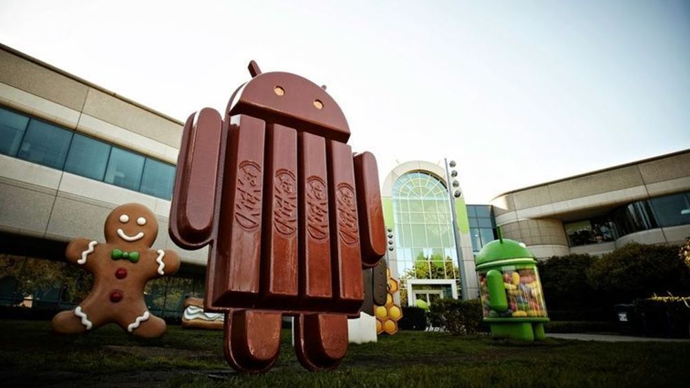 En ny Android-skulptur er satt på plenen til Google. Denne gang er den klassiske sjokoladeplaten KitKat, som tilsvarer Freias Kvikk Lunsj, som har gitt navn til den nyeste Android-versjonen.