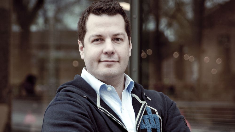 Roland Rabben og Jottacloud har fått 30.000 nye kunder siden Snowden avslørte det amerikanske PRISM-systemet. Nå frir selskapet til bedrifter som vil ha "snokefrie" nettsky-lagring. 