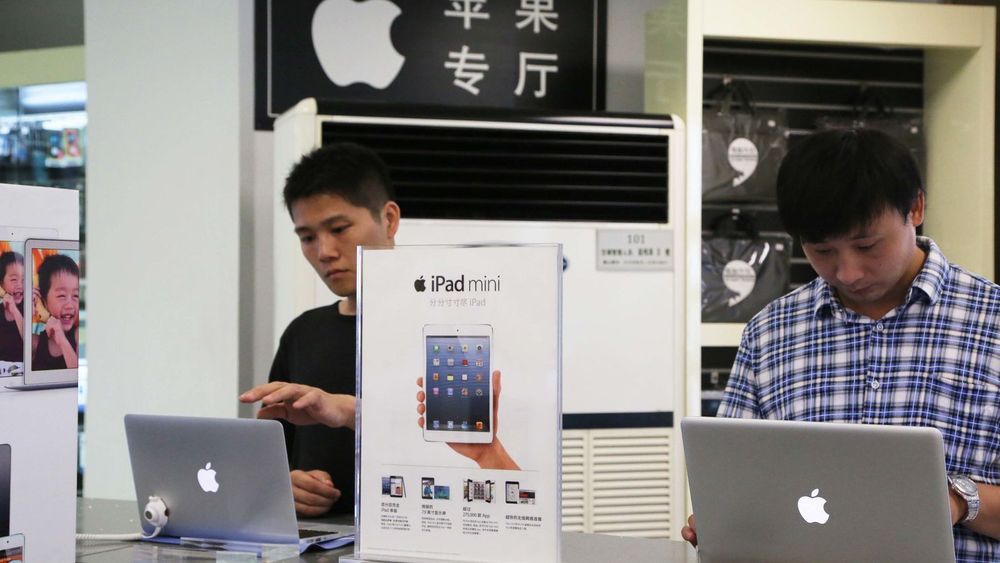 Kina skal ha fjernet Apple fra listen over produkter det er tillatt å kjøpe inn av offentlig sektor. Det skal omfatte i alt 10 produkter, inkludert iPad mini og Macbook Air. Bildet er fra en Apple Store i Xuchang, i den sentrale Henan-provinsen.