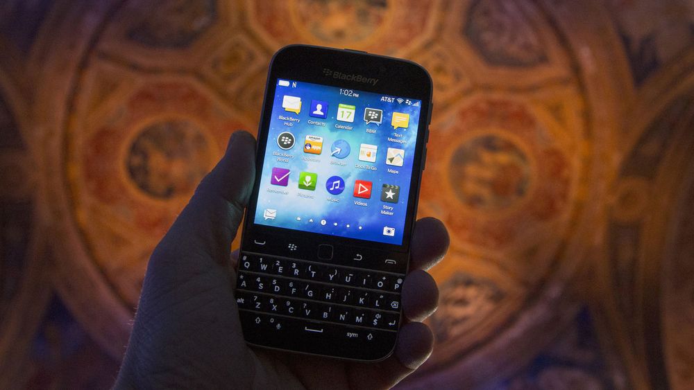 Den nye modellen Blackberry «Classic» vist frem under en lansering i New York før jul. Selskapet, som er mer eller mindre alene om å tilby smarttelefoner med tastatur, avviser ryktene om et oppkjøp av Samsung.