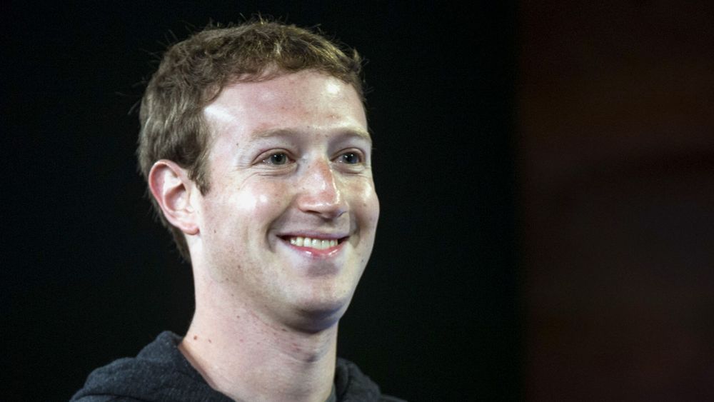 Ikke rart Facebook-sjef Mark Zuckerberg smiler fra øre til øre.