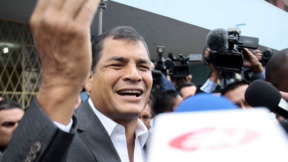 Ecuadors president, Rafael Correa (bildet), vil ta imot NSA-varsler Edward Snowden. Han traff i går diplomater for det latin-amerikanske landet i Moskva.