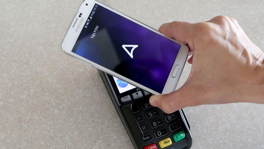 Valyou fra Telenor og DNB er en av en rekke ulike løsninger for kontaktløs NFC-betaling med mobiltelefonen. At Apple også kommer på banen med sin Apple Pay er bare positivt, sier de.