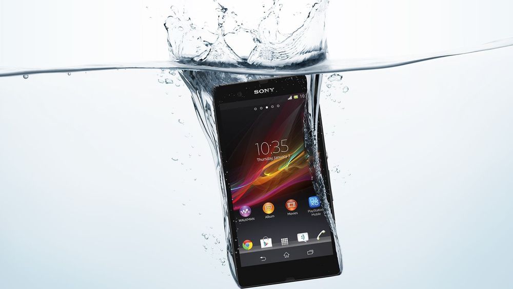 Sony Xperia Z skal tåle å bli dyppet i vann. Det kan være blant egenskapene som gjør at den raser opp på Telenors salgsliste.