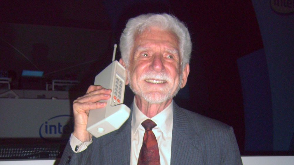 Martin Cooper var divisjonssjef i Motorola da han den 3. april 1973 utførte den første mobilsamtalen fra et håndholdt apparat. Her avbildet under en konferanse i 2007 med den 40 år gamle prototypen til Motorola DynaTAC.