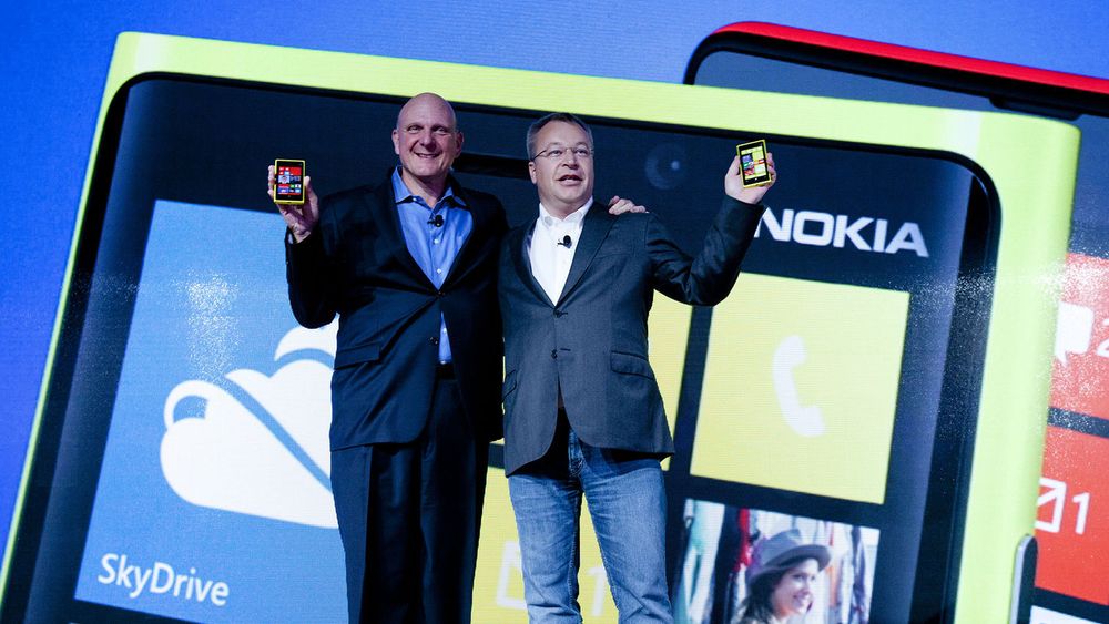 Microsoft-boss Steve Ballmer og hans tidligere kollega, nå nære partner, Nokia-sjef Stephen Elop.