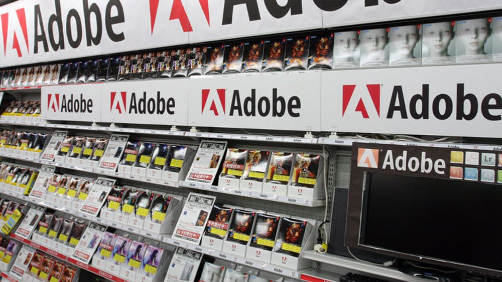 NETTSKYEN FOR ALLE PENGENE: Adobe gjør slutt på slike bugnende butikkhyller med programvarepakker. Bildet er tatt i en elektronikkforretning i Tokyo i 2012.